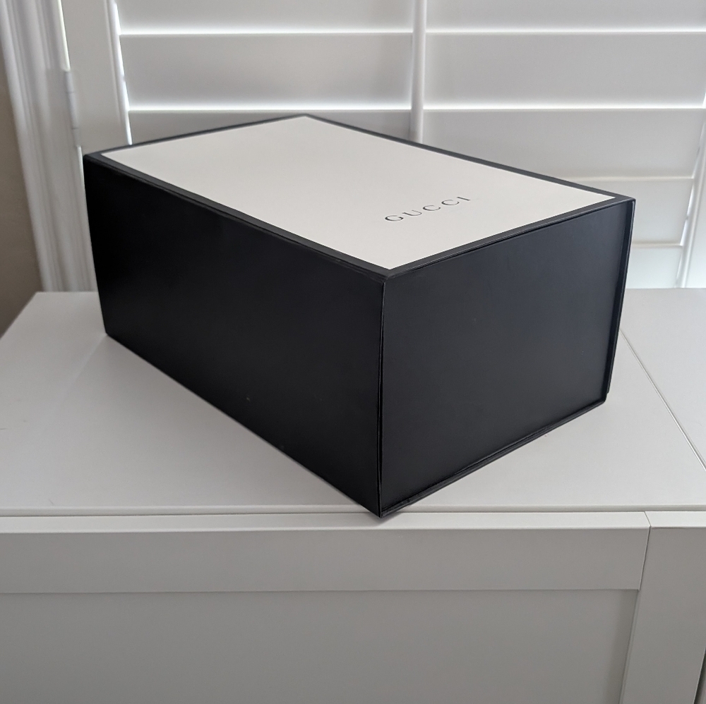 Gucci Magnetic Closure Box 15.5x10x7 Inches - Picture 3 of 7